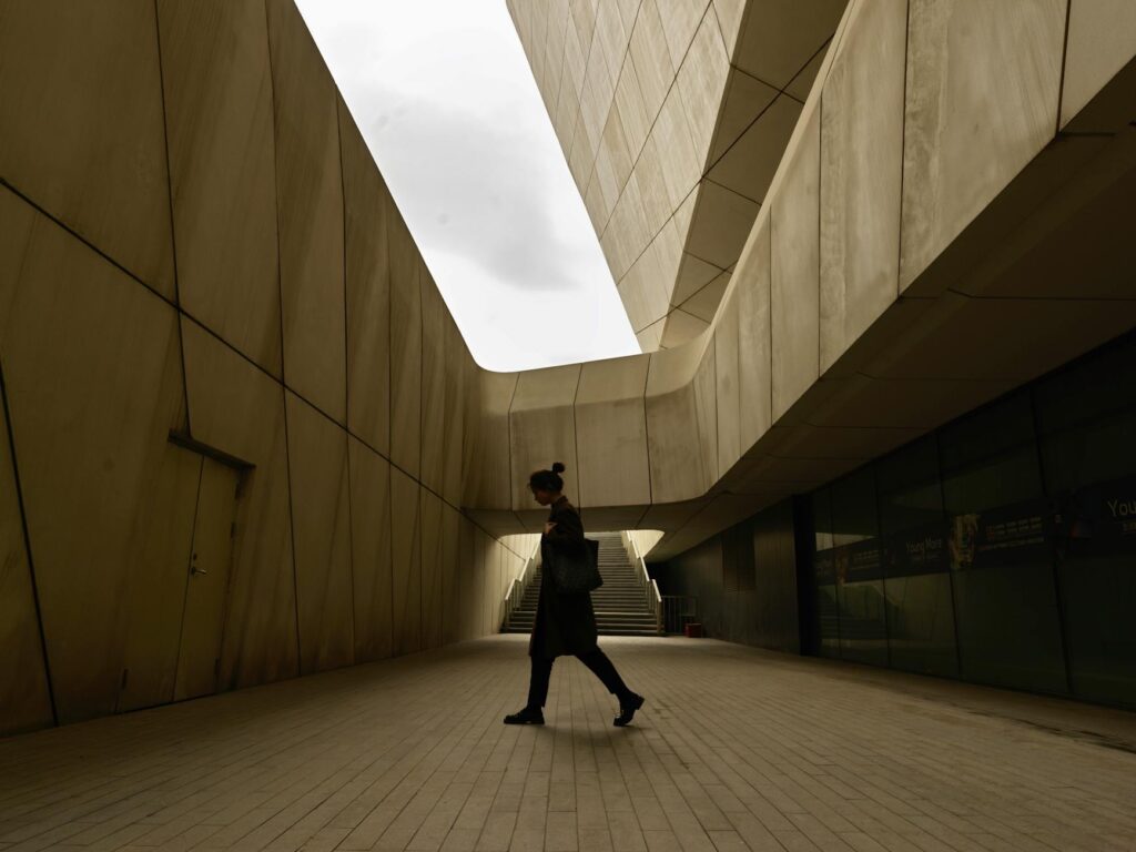 Para entender a proporção áurea de forma simples, imagine uma relação matemática especial, aproximadamente 1.618, que aparece