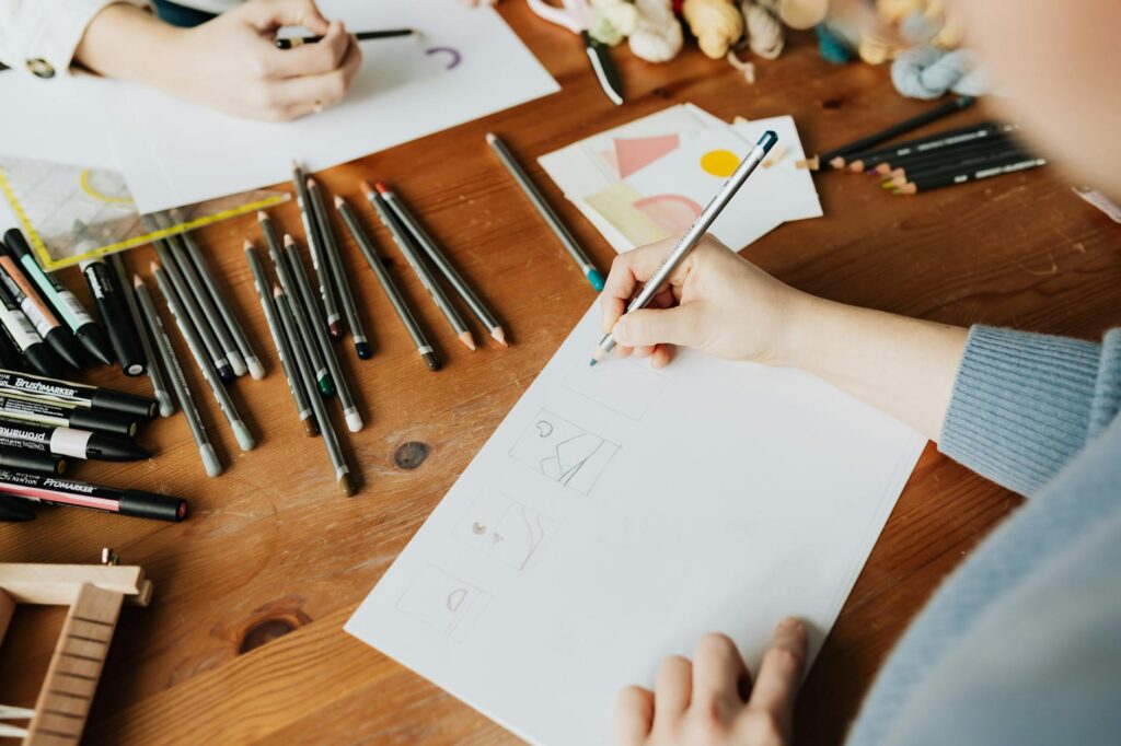 Para as 10 melhores ferramentas gratuitas para designers iniciantes, destacam-se Canva, GIMP, Figma, Blender, Krita, Inkscape