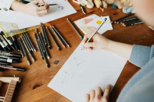 Para as 10 melhores ferramentas gratuitas para designers iniciantes, destacam-se Canva, GIMP, Figma, Blender, Krita, Inkscape