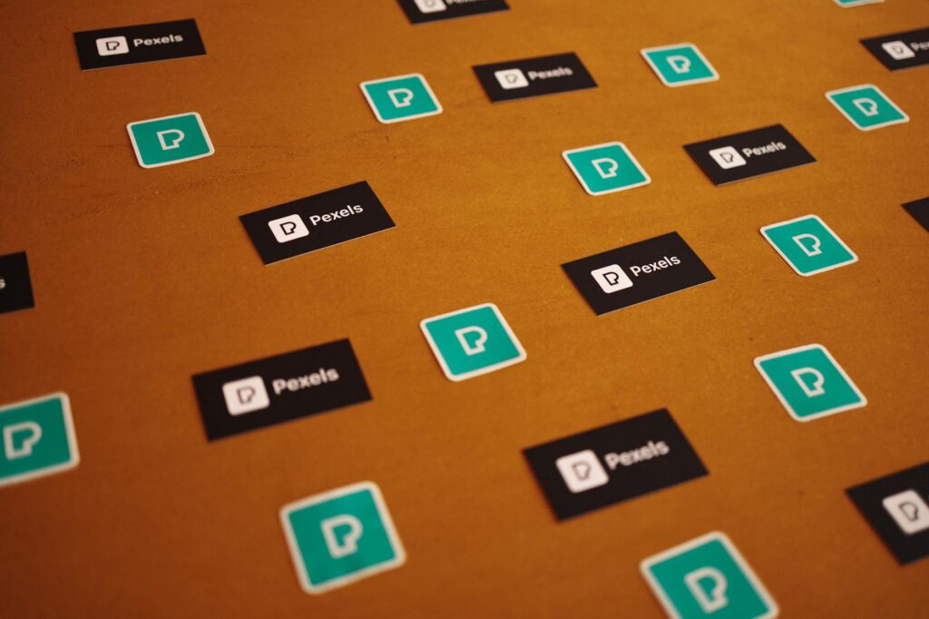 Para criar layouts impactantes através de contraste e equilíbrio, é fundamental manipular elementos visuais como cor, tamanho