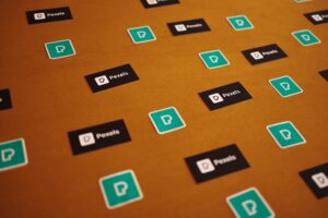 Para criar layouts impactantes através de contraste e equilíbrio, é fundamental manipular elementos visuais como cor, tamanho