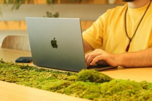 Para o Design Biofílico, trata-se de integrar elementos naturais em espaços construídos, como plantas, luz solar e materiais