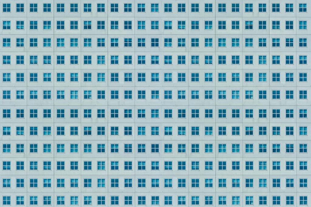 Para grid e alinhamento, que são ferramentas fundamentais no design, a organização da informação visualmente ocorre através d