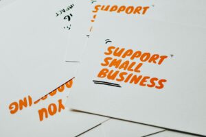 Para o impacto do design na credibilidade de uma pequena empresa, um design profissional e coeso é fundamental. Ele constrói