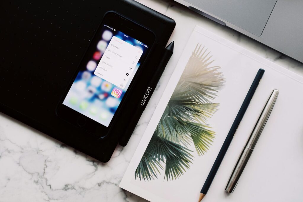 Para o papel do UX Writing no design de interfaces, ele é crucial para criar textos que guiam o usuário de forma intuitiva, c