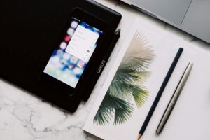 Para o papel do UX Writing no design de interfaces, ele é crucial para criar textos que guiam o usuário de forma intuitiva, c