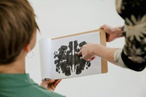 Para a Psicologia das Cores: Como as cores influenciam a decisão de compra, é fundamental entender que cada tonalidade evoca